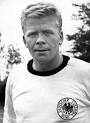 Helmut Haller spielte 33 Mal für die Nationalmannschaft, wobei er 13 Treffer ... - Helmut-Haller