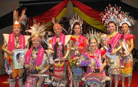 Jimmy, Abygail crowned Everly Keling and Kumang Gawai. | BintuluOnline - jimmy-abygail-crowned-everly-keling-and-kumang-gawai1