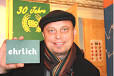 Biokreis-Geschäftsführer Sepp Brunnbauer präsentiert die Postkarte „ehrlich ...