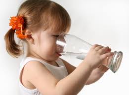 ¿Cuánta agua han de beber los niños? Images?q=tbn:ANd9GcT31RJReU7gijI-18cQTehb3G4-b0G04Vy8m6QKOl7442Mne6Gi