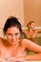 Relax spa piscina dos mujeres desnudas dentro de agua belleza salud Foto de ... - 10571783-relax-spa-piscina-dos-mujeres-desnudas-dentro-de-agua-belleza-salud
