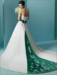 WEDDING DRESSES.... Images?q=tbn:ANd9GcT8NK74j4j2Jw__Z3leMSqHSSo4KdOnFHhlkFVBPaglp_Jjld9kAQ