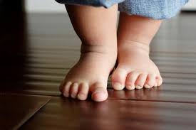  لماذا يسقط الطفل عند بداية تعلمه للوقوف والمشي؟  Images?q=tbn:ANd9GcTDJ3Efw_VvOOF2-NDLBRtyBmmTBcar1kw_ubDKlXpZJbseCyLa