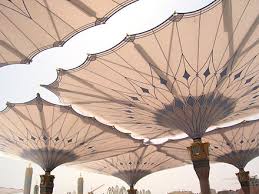 Auch die berühmten Sonnenschirme in Medina wurden von einer schwäbischen Firma gebaut, und deren Architekt, Bodo Rasch, hat dort Tausende von Zelten für die ...