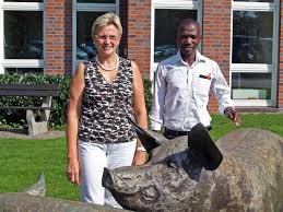 Besuch aus Uganda: Denis Kabiito, landwirtschaftlicher Berater der Caritas Kasanaensis (im Bild mit GFS-Geschäftsführerin Annette Niggemeyer), ...