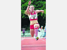 Julia Krug holt den Titel | Leichtathletik - 21105489-weiter-satz-julia-krug-holte-sueddeutschen-meistertitel-dreisprung-weiblichen-b-jugend-fotozah-jZ34