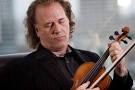 andre rieux - Andre Rieu plucks his violin-600x400