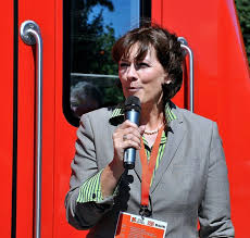 Manuela Herbort, Vorsitzende der Regionalleitung DB Regio AG, hält ...