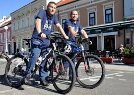 Kontakt policajci Zoran Zlatar i Dražen Laklija biciklima krenuli ... - large_1335440033dsc_1868