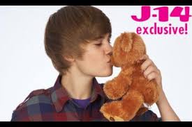 Everyone kisses Justin Bieber & justin bieber kiss everyone Images?q=tbn:ANd9GcTjKLd8xObC8e6itASYezomSnthR6vN67A5DomIbKA_VlPxNPf2