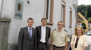 Ulrich Lusche mit Alexander Knobel, Lothar Mühl und Christa Bernauer (von links) vor dem Polizeiposten in Schönau. Foto: Ulrike Jäger. SCHÖNAU (kr). - 34255026