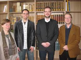 Die Direktorin des ICS überreichte in einer kleinen Zeremonie Urkunden und Zeugnisse an die Diplom-Theologen Daniel Bugiel, Peter Meiners und Sebastian ...