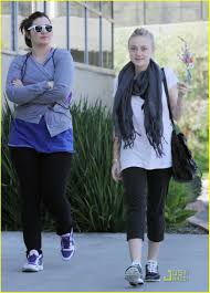 Dakota Fanning e Alessandra Garcia estão indo á Califórnia em um Studio City “LA Fitness”, na terça-feira à tarde 29 de dezembro. - dakota-fanning-alessandra-garcia-fitness-03