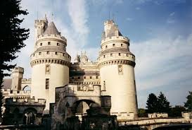 http://t0.gstatic.com/images?q=tbn:GGZEMdiOmdEcCM:http://img.over-blog.com/443x300/0/07/22/71/personnage/medieval-moyen-age-chateau-pierrefonds.jpg