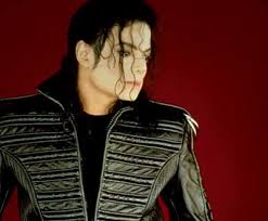 Michael Jackson mantém dois álbuns na Billboard 200  Michael-jackson-pousa-pra-fotos