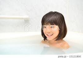 お風呂 女児|1人お風呂に入る幼い女の子 育児 成長 自立 入浴 衛生 清潔イメージ 写真素材 [ 5816859 ] - フォトライブラリー  photolibrary