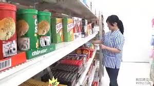 Woman flashes while in a grocery store jpg x Grocery store near me