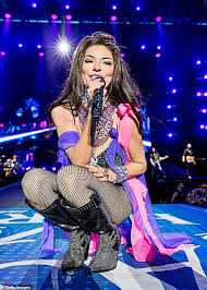 Shania twain stuns in naked illusion jpg x Shania twain