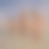 young family naked|一緒にベッドの上に座っている彼女の生まれたばかりの素敵な赤ちゃんを抱いて笑って幸せな裸の若い母親。 | 無料の写真