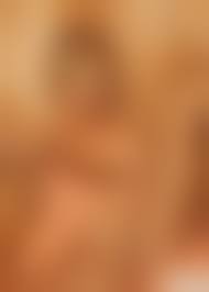 голая прикрывается|Девушка прикрывается полотенцем в бане - фото