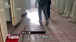 小学女厕偷拍|法治热点|男子在女厕偷拍，没想到竟被女子“一招锁喉”！