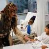 Johnny Depp sorprende a los niños ingresados en el Hospital de ...