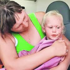 голые маленькие дети|Маленький мальчик 34 года голые плечи ест холодное шоколадное мороженое в  помещении , Стоковые видеоматериалы Включая: ребенок и портрет - Envato