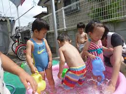 幼稚園 プール 裸|浅利 そのみ | ちょび平日記 きのうもきょうも、保育園帰ってから2時間プール！ しかも裸！ そして立ちション、、、 おーい！！！ あしたから4連休。  かぁちゃん、頑張る！ #ちょび平 #ちょび平さん #4歳0ヶ月 #お庭でプール #ちょび平日記 #新しいプール明日届くはず ...