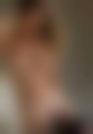 в лифчике без трусов|Девушка в лифчике и гетрах без трусов - фото