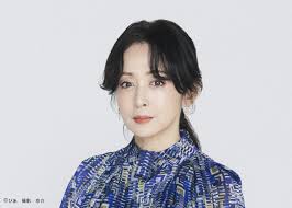 アイコラ 井上さゆり|画像・写真 | 磯山さやか、白ランジェリーと圧巻の谷間… レジェンド競演グラビア誌カバー公開【独占動画あり】 1枚目 | ORICON NEWS