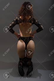 young huge ass|太った若い韓国人の女性の大きな尻 服を着ていない 畑は黒い泥の水たまりです 曲がって魚を捕まえる - SeaArt AI