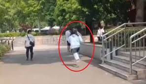 小学女厕偷拍|至联文化】妙啊！高校老师用针孔摄像头偷拍女子洗澡夫妻设计捉拿-3万粉丝6千作品期待你的评论_资讯视频-免费在线观看-爱奇艺