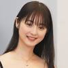 第２子出産の佐々木希 黒縁メガネに春ニット 無敵の妖艶だだ漏れに ...
