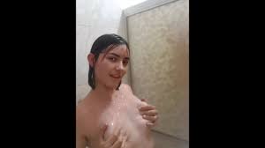 Novinha no banheiro pelada mostrando os peitinhos jpg x Novinha magrinha peitinhos tomando banho
