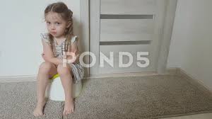 pooping little girl |Toddler afraid to poop? How to handle potty training poo anxiety - Today's  Parent