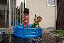 すっぽんぽん　水遊び|