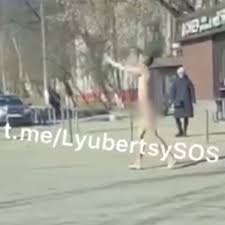  голые при  детях'|Звонит курьер – а я голый». Посмотрите на минчан, которые ходят дома без  одежды - CityDog.io