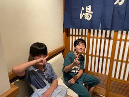 修学旅行　風呂|あれから26年。 修学旅行の大浴場で自慢のシンボルマークを風呂桶で隠すという荒技写真を参観日に校内に貼り出され、母親がひきつった顔をしていた。  あの日の傷跡は今もなお。 忘れてはいけない。 私は何を学んだか。 #あれから #修学旅行 #シンボル #荒技 ...