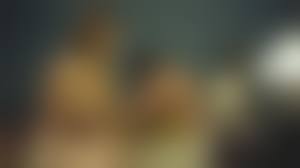 Маленький сын и голая мать|Обнаженная молодая мама позирует с маленьким сыном, пропагандируя грудное  вскармливание - ЯПлакалъ