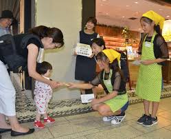 小学生職場体験|ほの国百貨店で小学生が職場体験 | 東日新聞