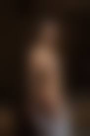 голая прикрывается|Голая развратница скромно прикрывается прозрачной занавеской - фото