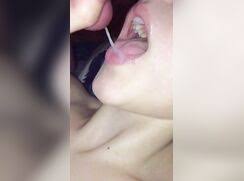 Angela doll avale le sperme des bites qui sortent des glory holes jpg x Avale sperme