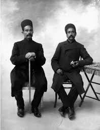 اسمشان ستار خان(سردار ملي) و اون يکيشون هم باقر خان(سالار ملي).