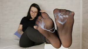 Brook logan blonde shows off her sexy feet in seamed nylon stockings at the joy of feet jpg x Nylon feet