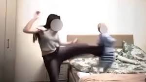 голая семиклассница|На севере Петербурга на крышу иномарки упала голая школьница...