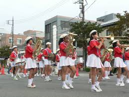 マーチングバンドパンチラ|カラーガード隊の演奏・演技の間の立ち座り白アンスコ パンチラ