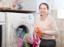 熟女主婦家庭内画像|屋内で彼女のキッチンでナプキンで立っている否定的な熟女主婦の写真素材・画像素材 Image 92396324