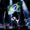 De craque para craque: Paul McCartney recebe presente deixado ...