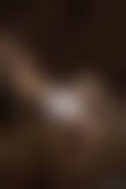 голая прикрывается|Веселая и голая девушка прикрывает свою промежность стоя под дождем у  бассейна, erogirls (7120). Эротические обои, голые девушки