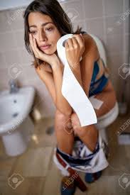 女小便|Amazon | CAXUSD 1個 子供用トイレ 女性小便 女性の尿 唾を吐く 尿庫 ユニセックス ふた付きチャンバーポット スチック製のっ ボト  携帯用便器 旅行トイレ 小便器 エナメルのスティンクポット フ | CAXUSD | 尿瓶・排尿器